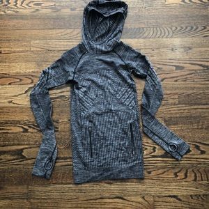 Lululemon hooded long sleeve, 2 zipper pockets